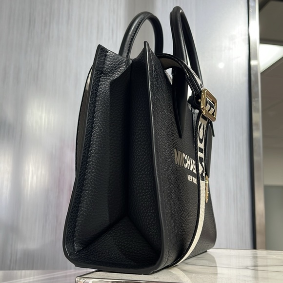 MICHAEL KORS
Mirella Small Pebble Leather Crossbody Bag
Black
NWT - Picture 5 of 16